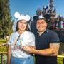 Músico de La Original Banda El Limón se compromete frente al castillo de Disneyland