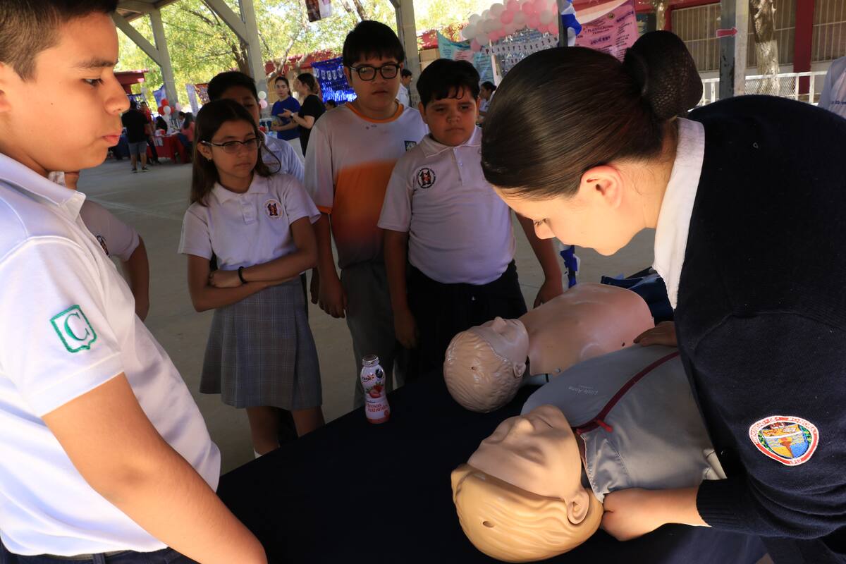 Estudiantes de Enfermería de la Unison llevan Feria de la Salud a escuela secundaria