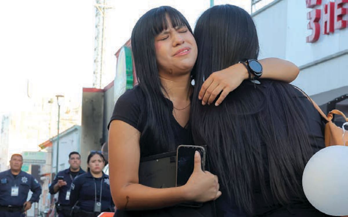 Amigos y familiares de las personas que murieron en el incendio estuvieron en el lugar de la tragedia, en calle Doctor Noriega y Matamoros, en el Centro de la ciudad. FOTO: ELEAZAR ESCOBAR
