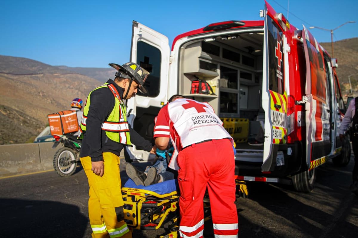 Dos calafias, entre ellas un taxi de ruta, chocaron por alcance y dejaron 22 personas lesionadas, cuatro de ellas trasladadas a hospitales. Foto: Border Zoom