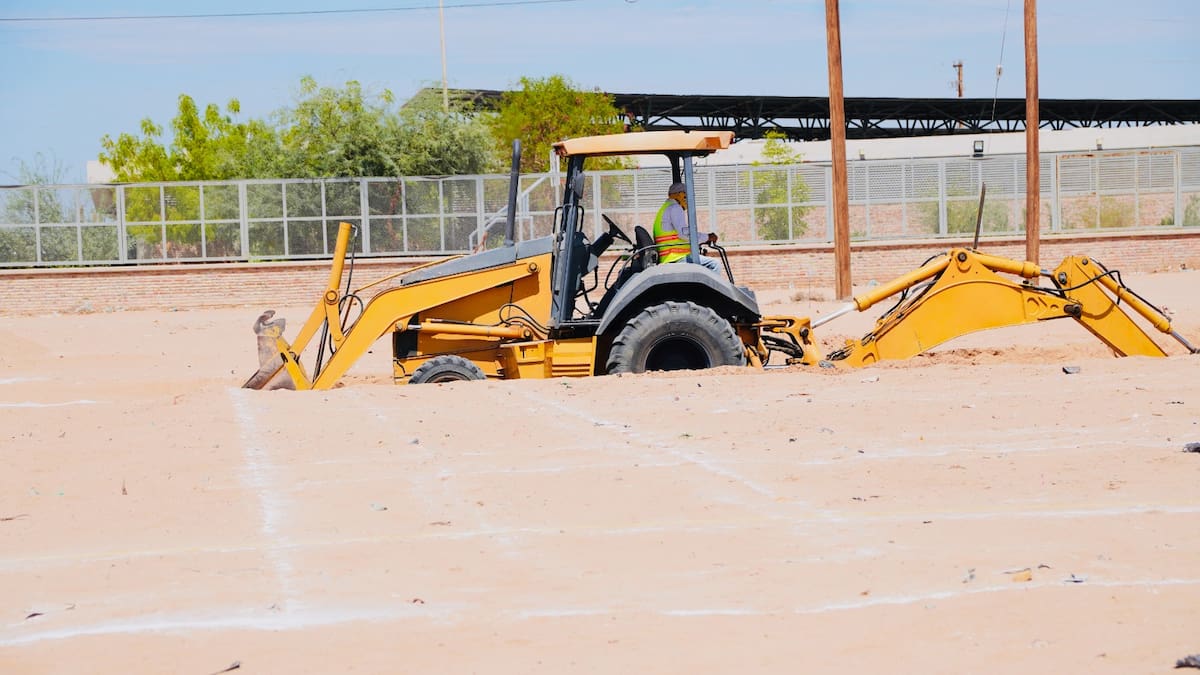 El alcalde César Iván Sandoval Gámez supervisó el inicio de la construcción de una nueva secundaria en la colonia Topahue, en San Luis Río Colorado. Foto: Cortesía.