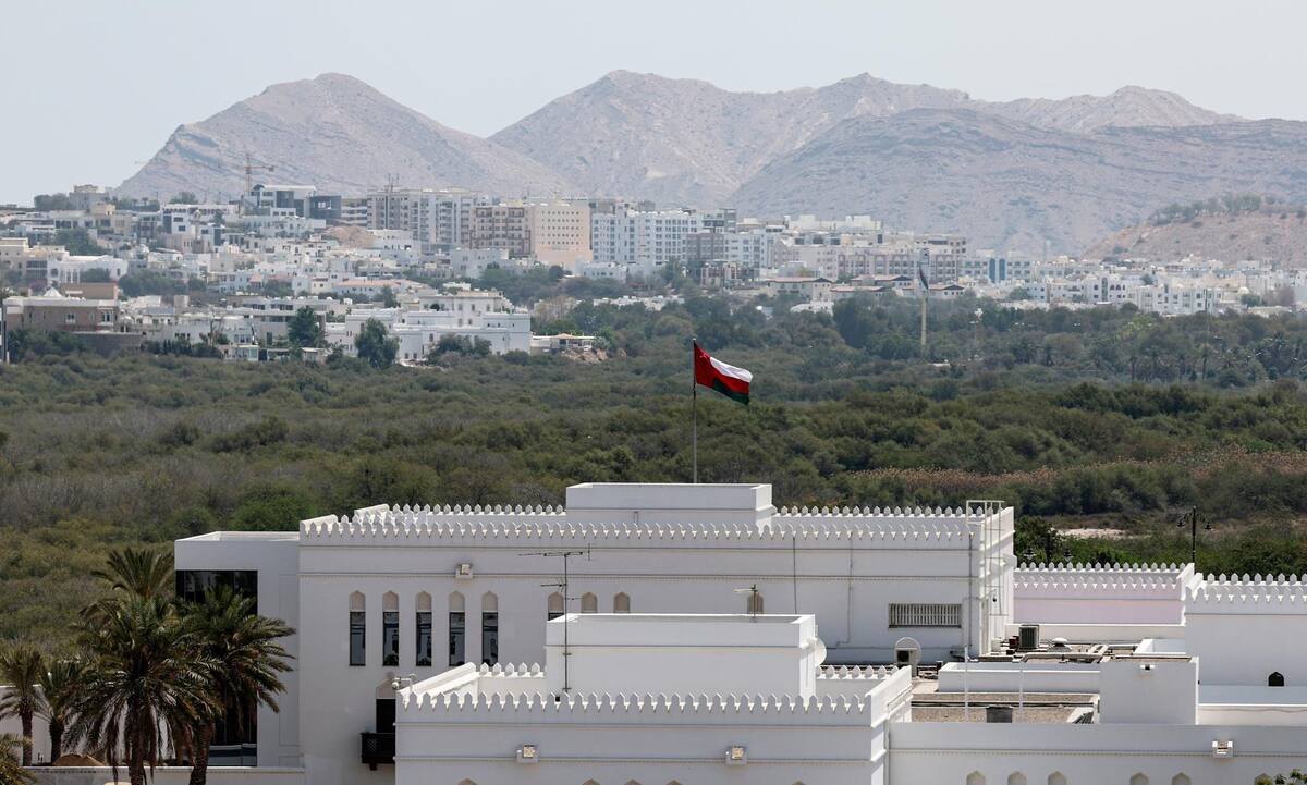 La bandera omaní ondea en el Ministerio de Relaciones Exteriores en Mascate, Omán, el 26 de abril de 2025, donde Irán y Estados Unidos están llevando a cabo la tercera ronda de negociaciones nucleares.