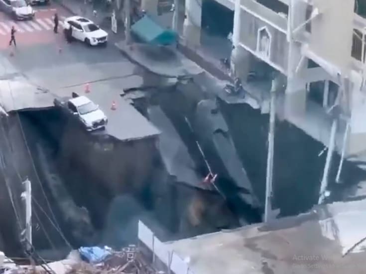 Enorme socavón de 50 metros provoca caos en Bangkok