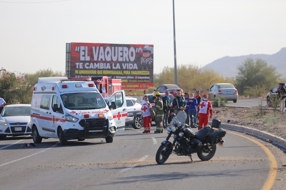 Ambulancias de la Cruz Roja y elementos de policía en el lugar del accidente vial en la Carretera La Colorada, Hermosillo, donde un motociclista perdió la vida tras el percance.