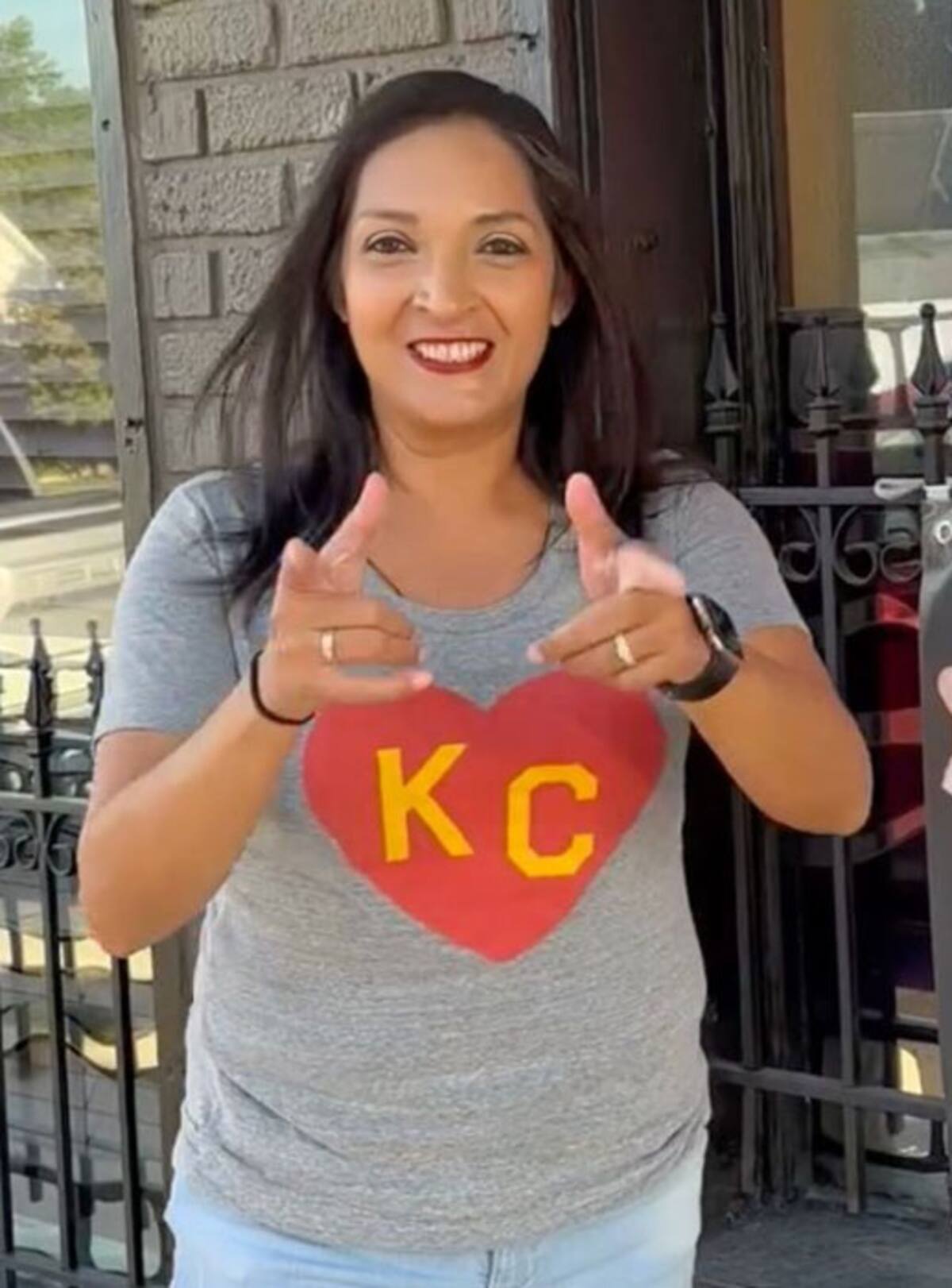 Lisa López-Galván, quien presentaba el programa "Taste of Tejano" en la estación KKFI 90.1 FM, fue una de las 22 personas que resultaron heridas de bala en el tiroteo.