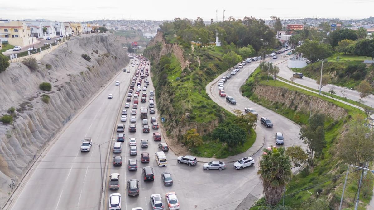 Debido a las obras de reencarpetado ha generado tráfico intenso los accesos de entrada y salida a Playas de Tijuana. Foto: Border Zoom