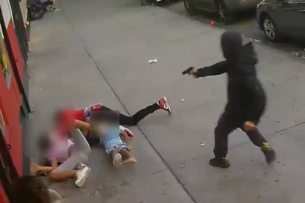 VIDEO: Sicario dispara sujeto que intenta escudarse entre dos niñas