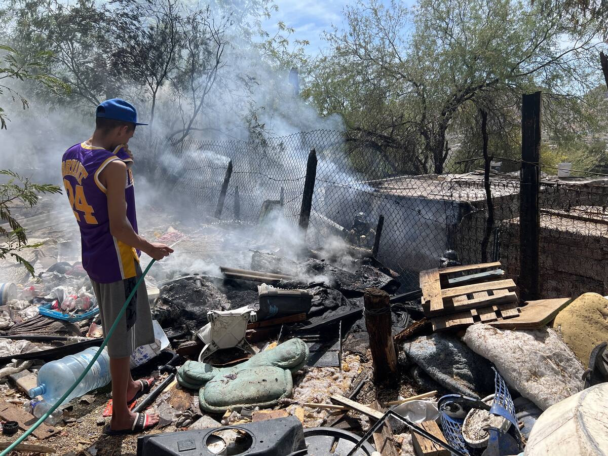 Una casa de madera y cartón fue destruida por el fuego en la colonia Coloso, pero gracias a la acción conjunta se evitó una tragedia mayor.