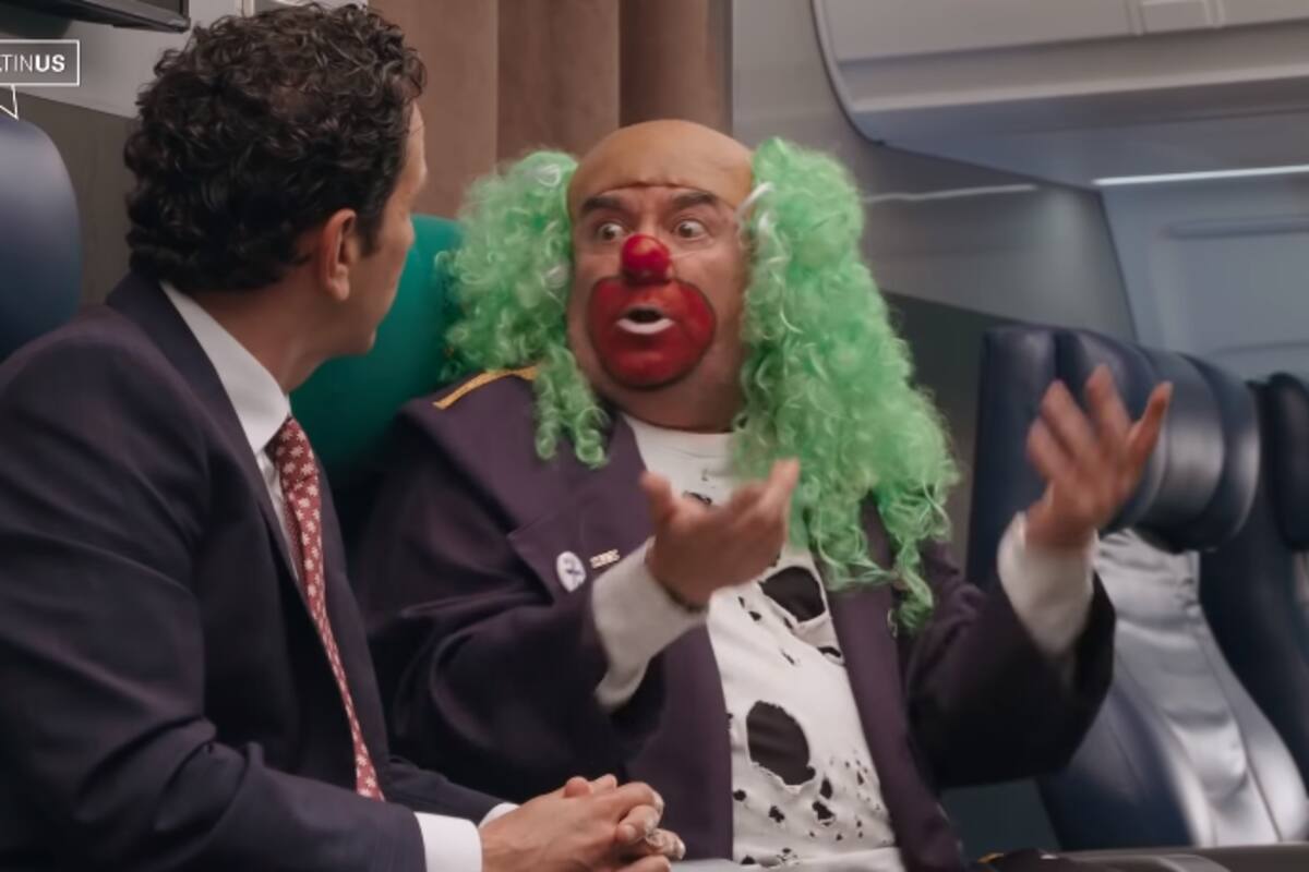 Carlos Loret y Brozo bromean en el "avión presidencial" y les llueven críticas