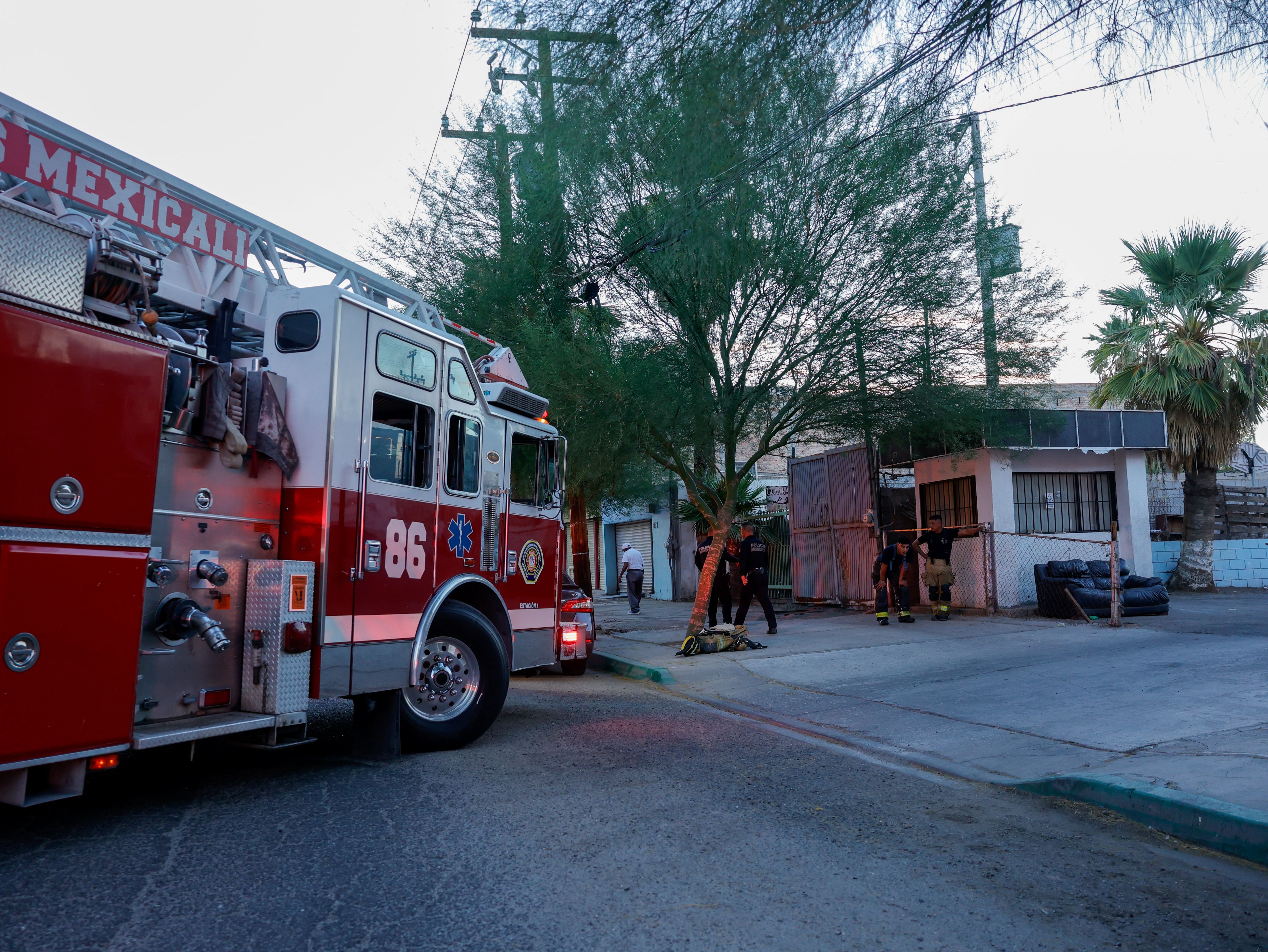 Incendio en inmueble abandonado
Un inmueble abandonado ubicado en la calle México y callejón Reforma se incendió, movilizando al Cuerpo de Bomberos. Vecinos reportaron haber escuchado un estruendo antes de que las llamas crecieran y amenazaran con extenderse a comercios cercanos. Foto: Juan J. Morales
