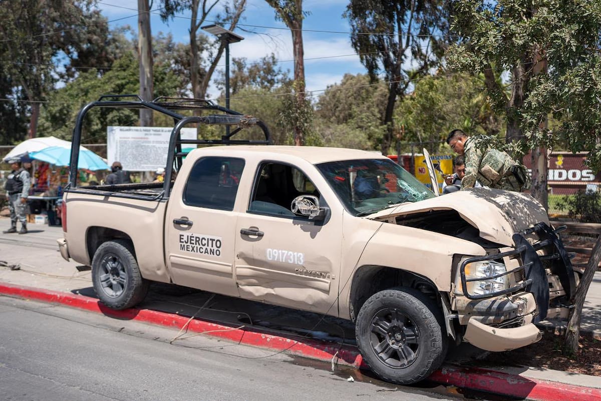 Un agente de Tránsito fue trasladado a un hospital tras un choque entre una unidad del Ejército Mexicano y una motocicleta oficial en La Mesa de Otay.
Fotos: Chris Noyola / Border Zoom.