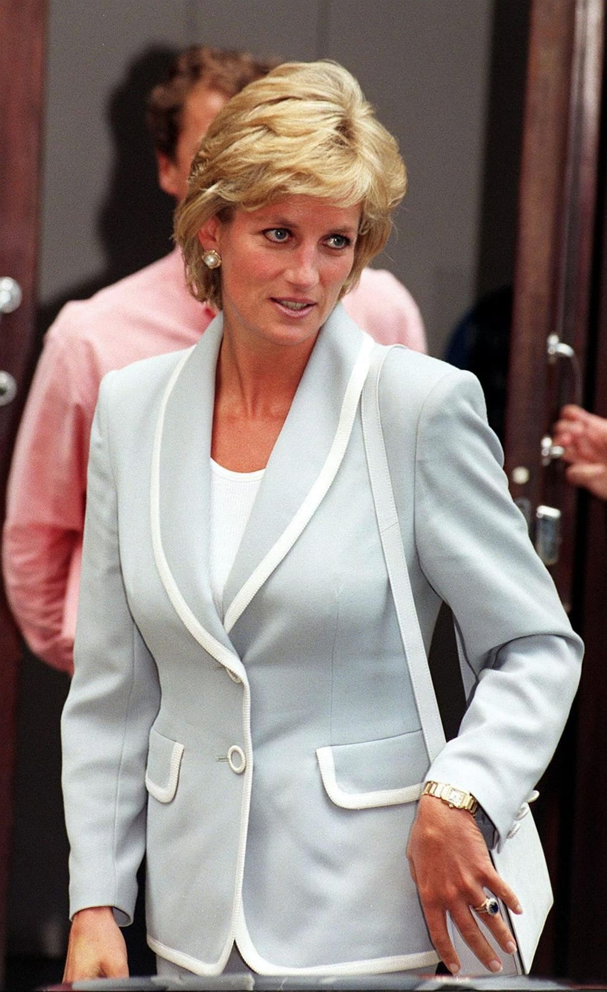 PA50 LONDRES (REINO UNIDO) 10/02/05 : Una imagen de archivo del 28 de agosto de 1996 que muestra a la princesa Diana de Gales, con su anillo de compromiso de diamantes y zafiros engarzados, mientras sale de los estudios del Balet Nacional Británico. El príncipe de Gales y Camilla Parker Bowles han anunciado finalmente su matrimonio, acabando con años de especulaciones acerca de su relación. Por último, la pareja más duradera del príncipe Carlos se convertirá en miembro de la familia real, llamada como su Alteza Real, pero no Reina Camila. Siguiendo las ceremonias nupciales, la boda civil se celecrará en el Castillo de Windsor y se convertirá em Duquesa de Cornwall. (Crédito: EFE/PA UK AND IRELAND)