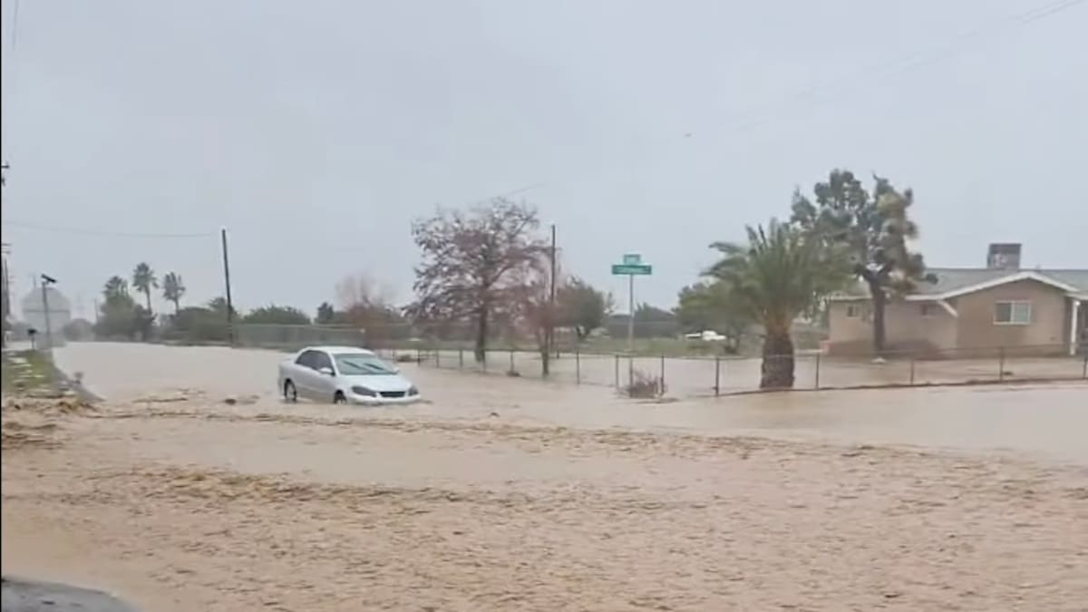Inundaciones dejan carreteras cerradas y conductores atrapados en el condado de San Bernardino