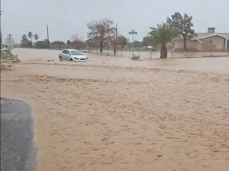 Inundaciones dejan carreteras cerradas y conductores atrapados en el condado de San Bernardino