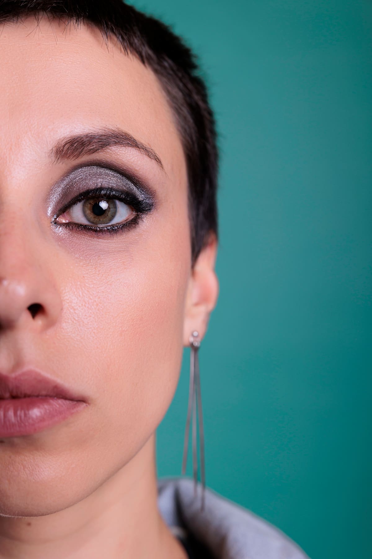 Consejos de maquillaje para que tus ojos luzcan más grandes | Foto: Freepik