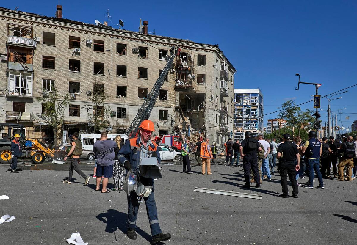 Rescatistas ucranianos trabajan en el lugar de un ataque con bomba planeadora contra un edificio residencial en Kharkiv, noreste de Ucrania, el 22 de junio de 2024, en medio de la invasión rusa. Al menos tres personas murieron y 37 resultaron heridas como resultado del ataque de cuatro bombas deslizantes rusas en una zona residencial de la ciudad, según el jefe de la Administración Militar de Járkov, Oleg Synegubov. Las tropas rusas entraron en territorio ucraniano el 24 de febrero de 2022, iniciando un conflicto que ha provocado destrucción y una crisis humanitaria. (Rusia, Ucrania) EFE/EPA/SERGEY KOZLOV 56092