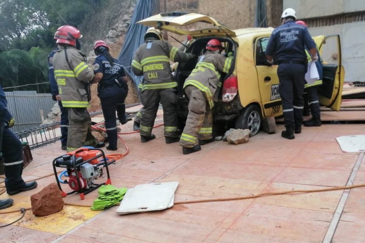 Taxi cae desde un puente, a una altura aproximada de 30 metros; un muerto y un herido