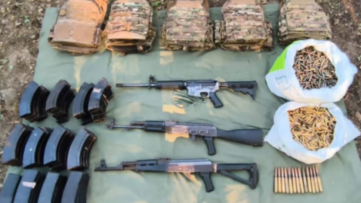 Grupo Interinstitucional decomisa arsenal en San Ignacio: armas largas, miles de cartuchos y chalecos balísticos fueron hallados en camino de terracería