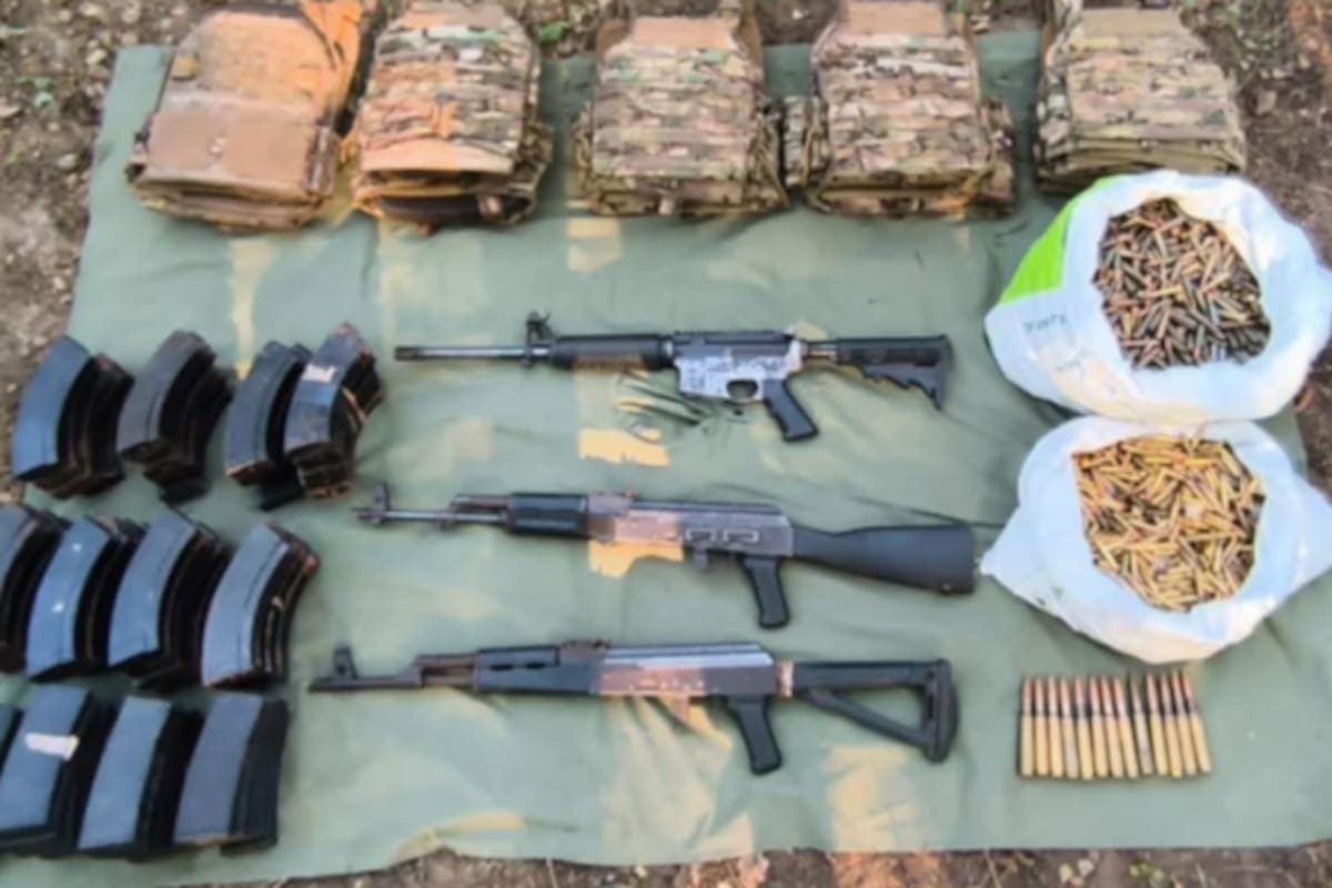 Grupo Interinstitucional decomisa arsenal en San Ignacio: armas largas, miles de cartuchos y chalecos balísticos fueron hallados en camino de terracería