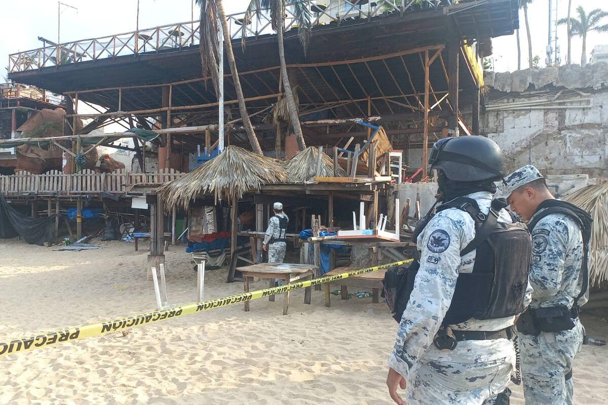 Descubren el cuerpo de hombre decapitado en una playa de Acapulco