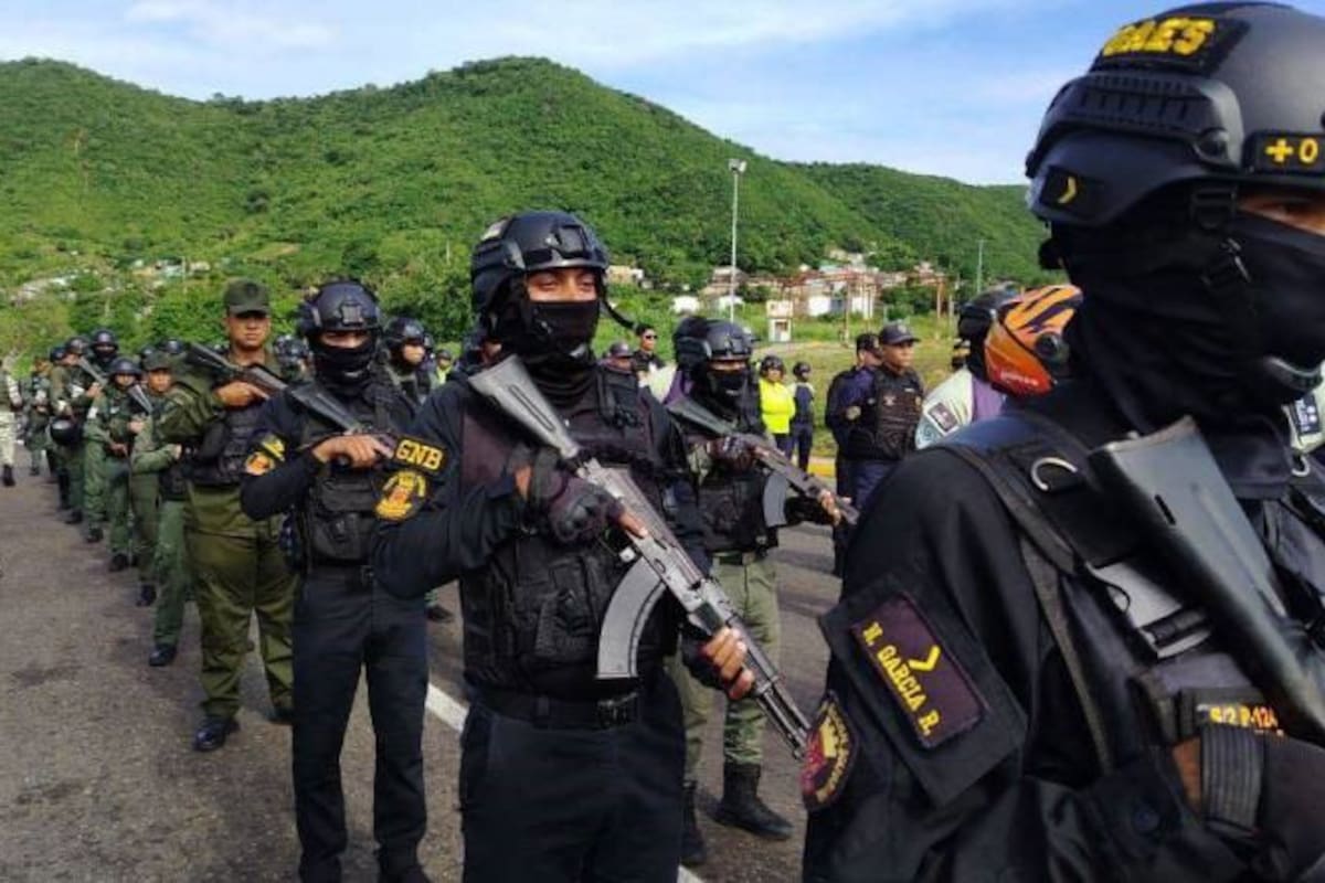 Venezuela despliega 15 mil efectivos en la frontera con Colombia