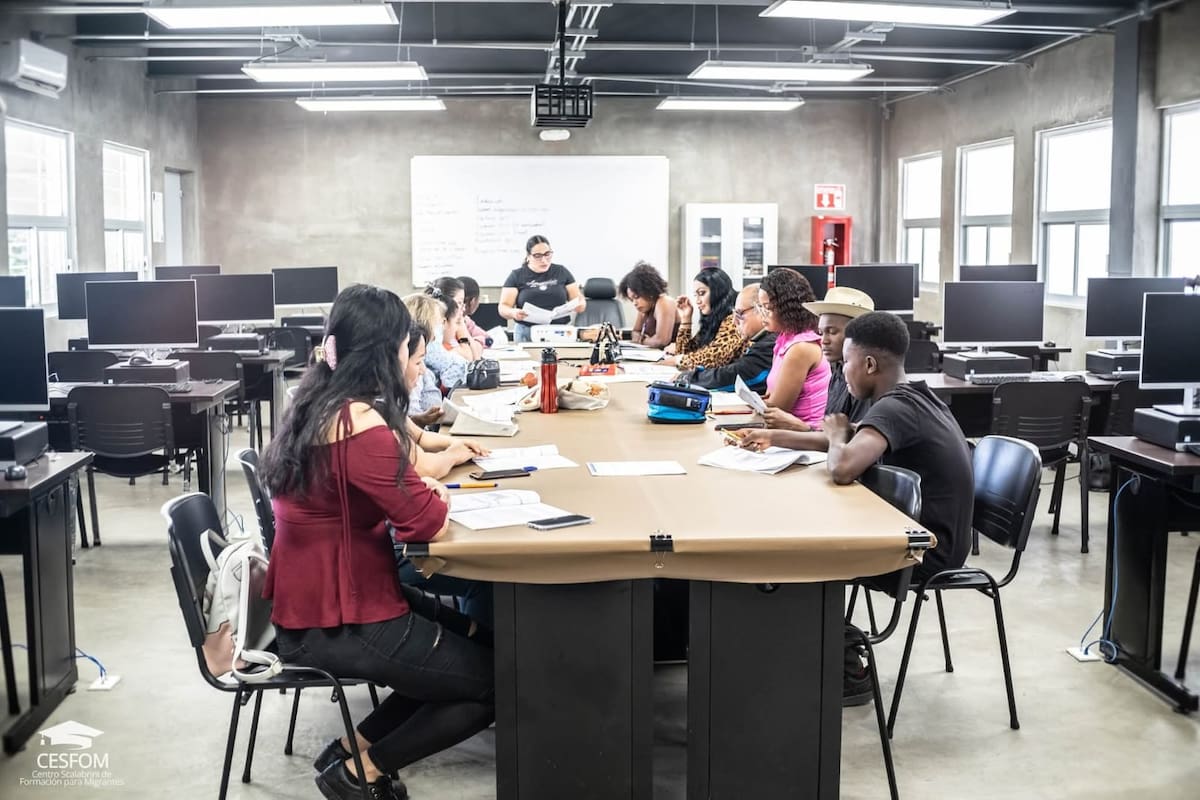 Ofrecen escuela gratuita para jóvenes rechazados de prepas o universidades públicas