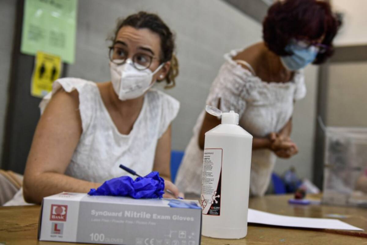 España: Dos regiones acuden a votar pese a brotes de coronavirus