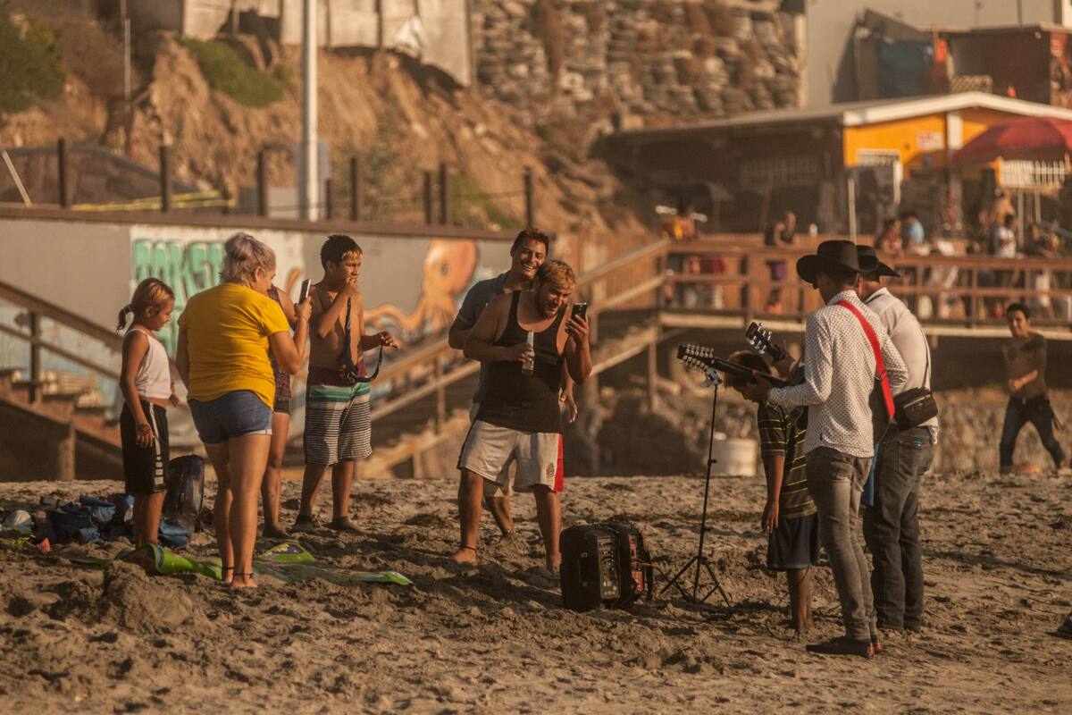 Abarrotan Playas de Tijuana en primer día de reapertura
