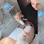 “Pero electrocútame”: hombre se vuelve viral en redes al hacerse un facial y pedir que le dieran toques en la cara