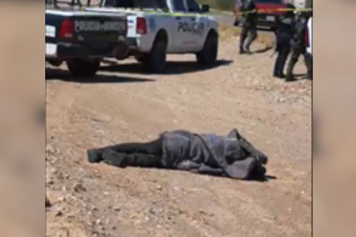 Encuentran a hombre muerto envuelto en una cobija a la orilla de la carretera