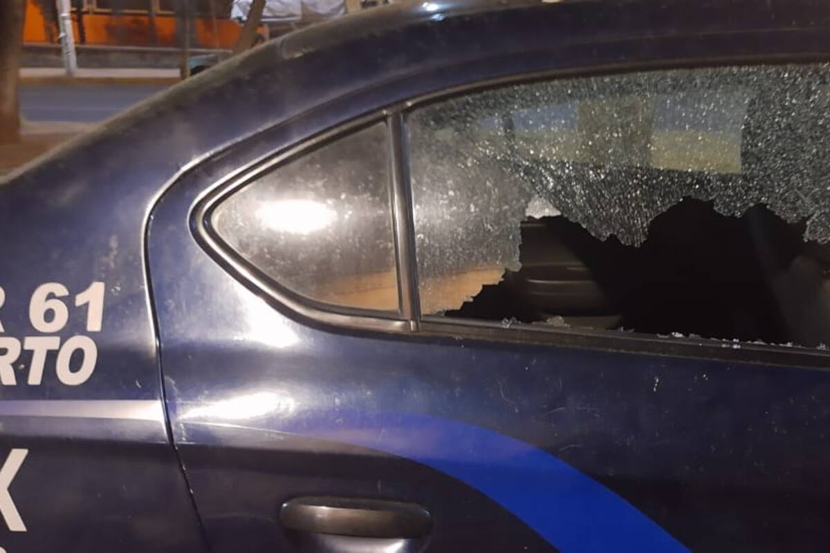 Policía es agredida por jóvenes paristas