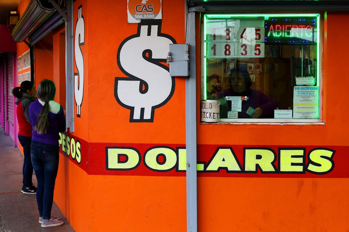 El día de hoy, el valor del dólar es de 17.30 pesos a la venta en casas de cambio locales de Mexicali