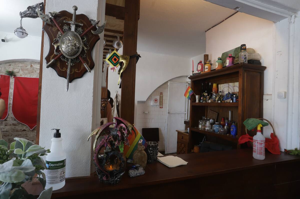 Con la colaboración de amigos han conseguido decorar la cafetería con
motivos de taberna medieval.