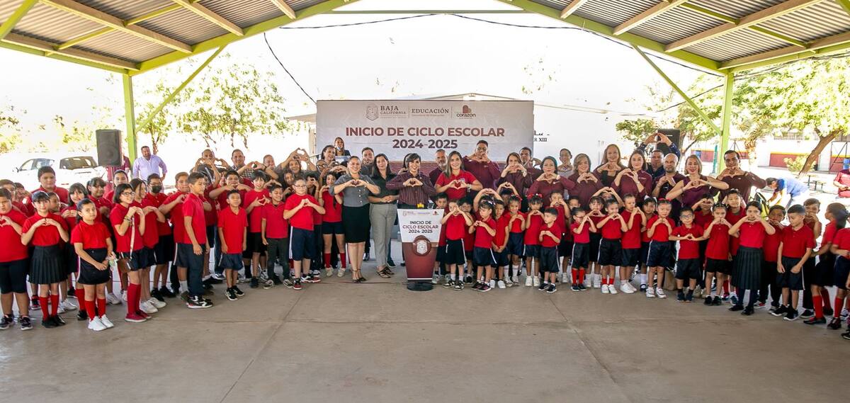 Para este ciclo escolar se contempla dar continuidad a los programas sociales de apoyo directo a la economía de las familias bajacalifornianas con la entrega de uniformes. Foto: Cortesía