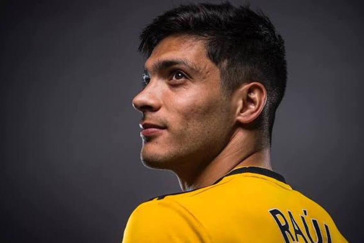 Raúl Jiménez de fiesta por su cumpleaños pero aislado