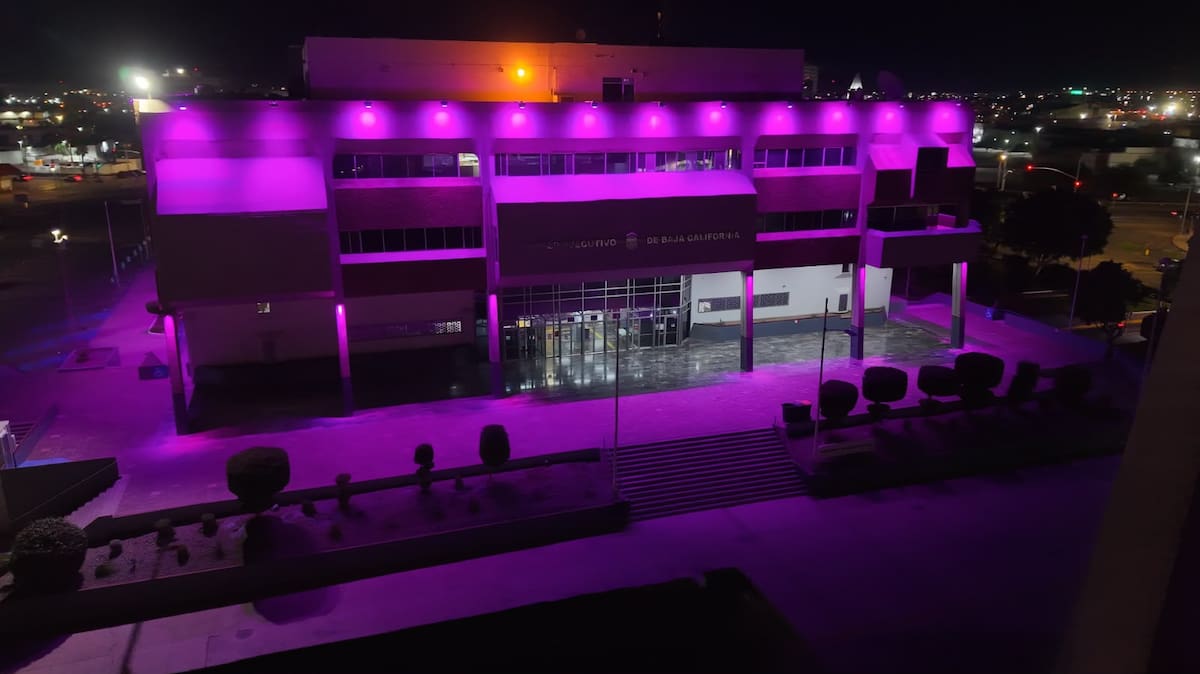El edificio del Gobierno de Baja California en Mexicali permanecerá iluminado de rosa durante octubre. Foto: Cortesía