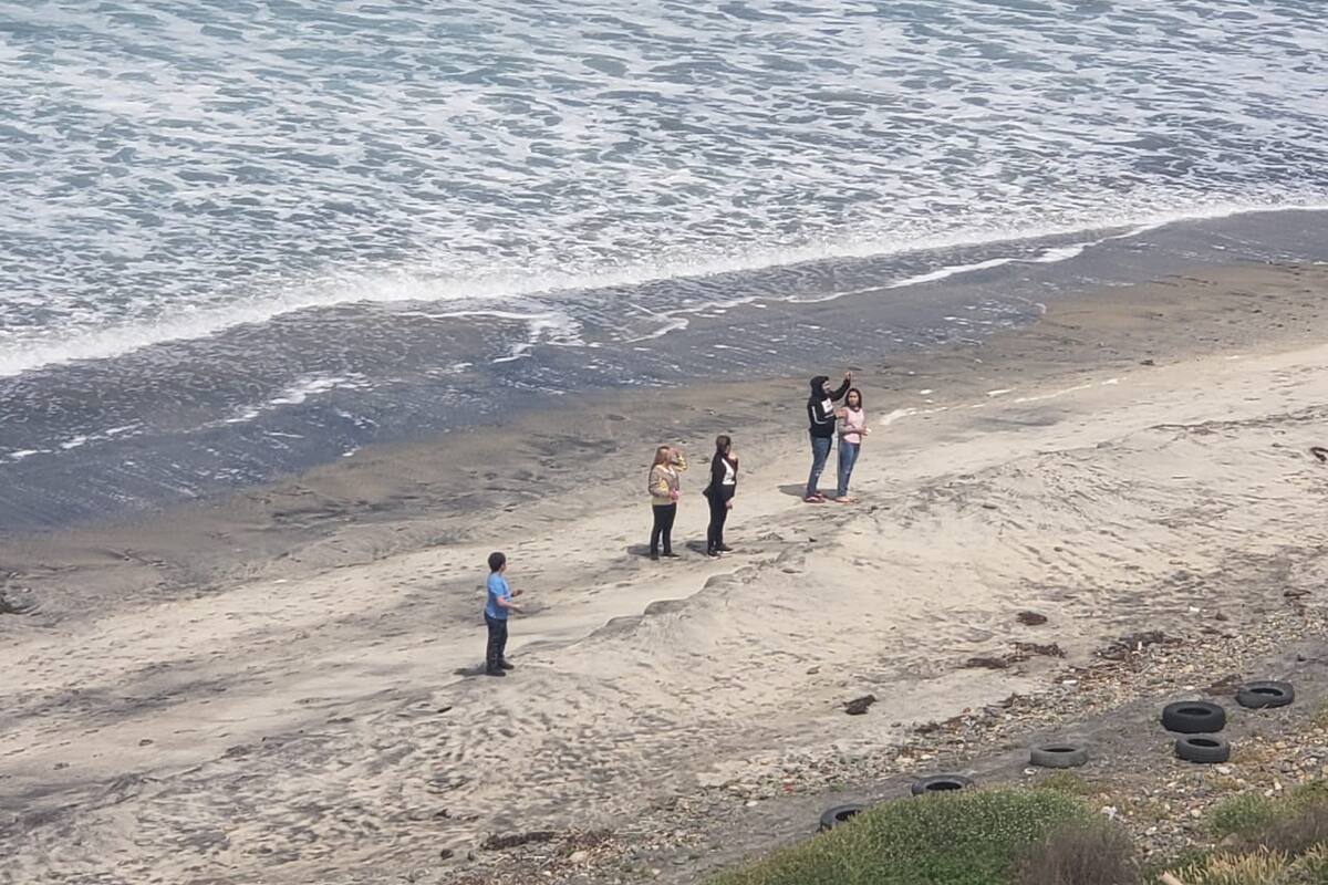 Retiran policías municipales a grupo de personas por ingresar a la playa
