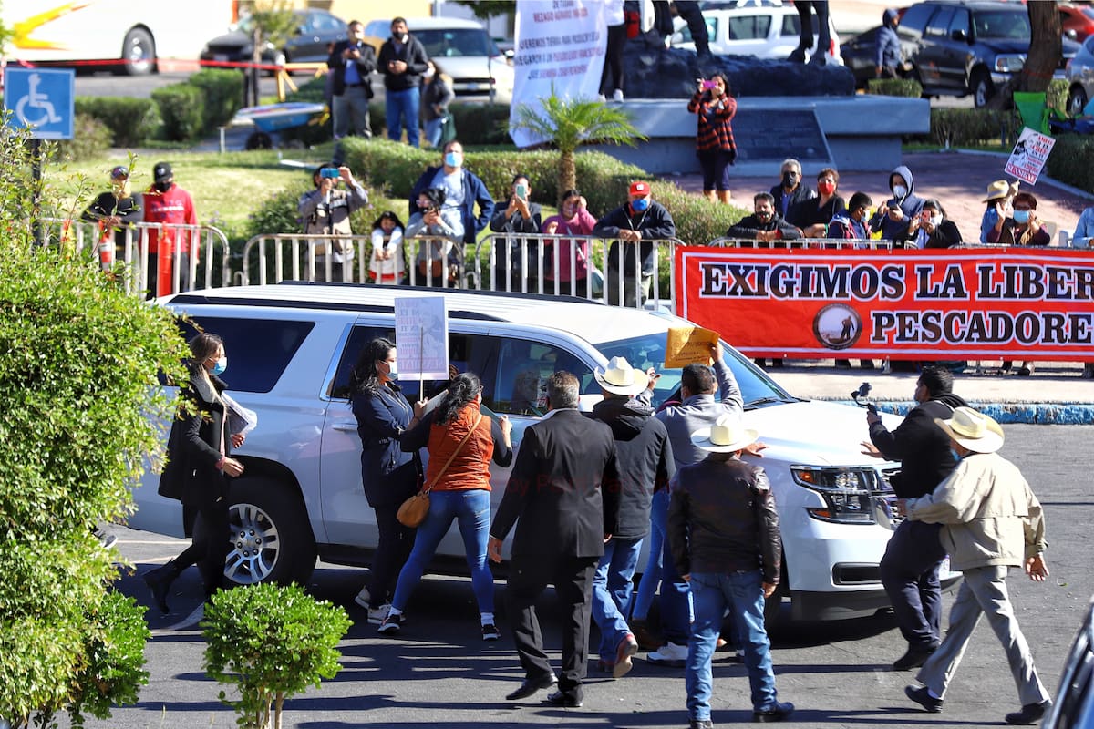 Reciben a AMLO grupos con peticiones