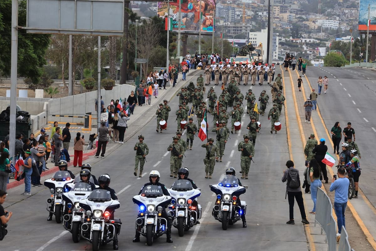 Familias acudieron desde temprano a Paseo del Centenario para presenciar el desfile del 16 de septiembre. Foto: Sergio Ortiz