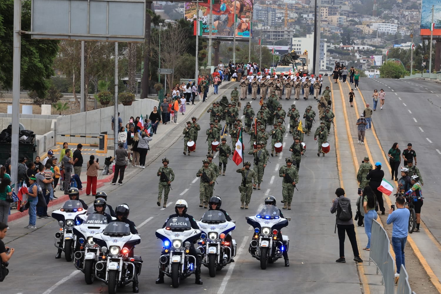 Familias acudieron desde temprano a Paseo del Centenario para presenciar el desfile del 16 de septiembre. Foto: Sergio Ortiz