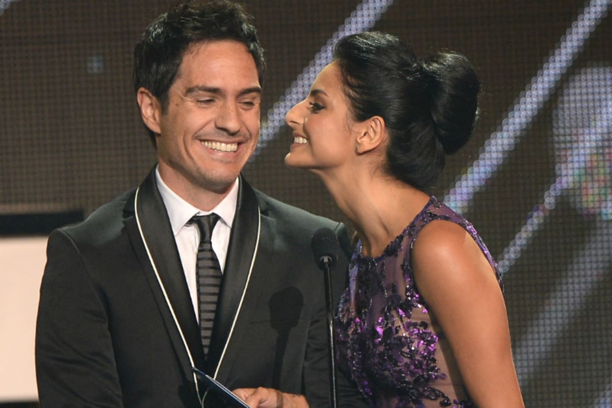 Fans piden beso a Aislinn Derbez y Mauricio Ochmann en premiere de película: “Nos atascamos”