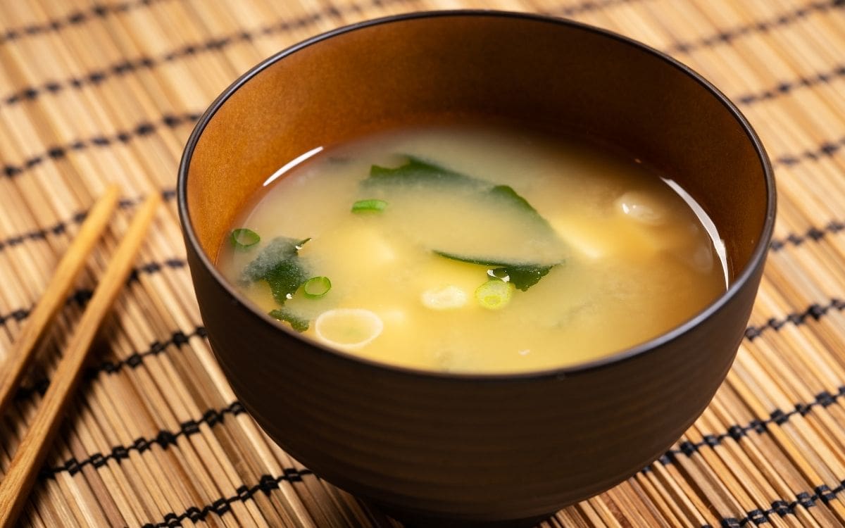 En Japón, la sopa miso es un platillo tradicional. | Crédito: Canva
