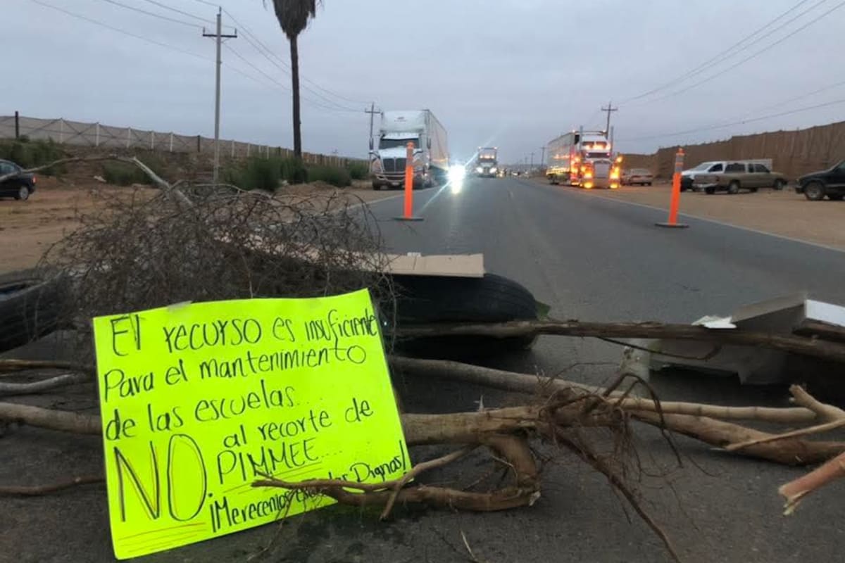 Bloquean padres de estudiantes Transpeninsular