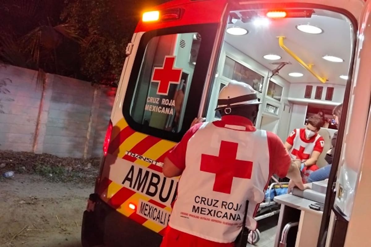 Accidente entre tráiler y camioneta deja dos lesionados en la carretera a San Felipe