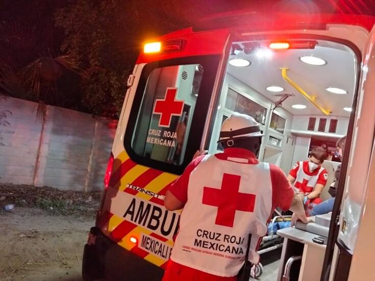 Accidente entre tráiler y camioneta deja dos lesionados en la carretera a San Felipe