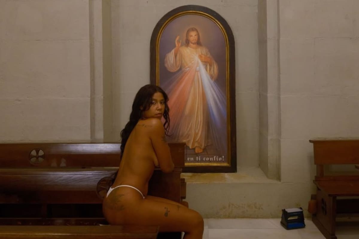 Tokischa es demandada por abogados cristianos en España tras posar semidesnuda dentro de una iglesia