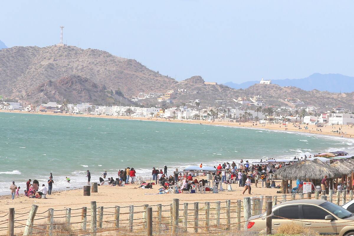 Se atasca auto en playa en Kino, pide ayuda a policías y le aplican la multa