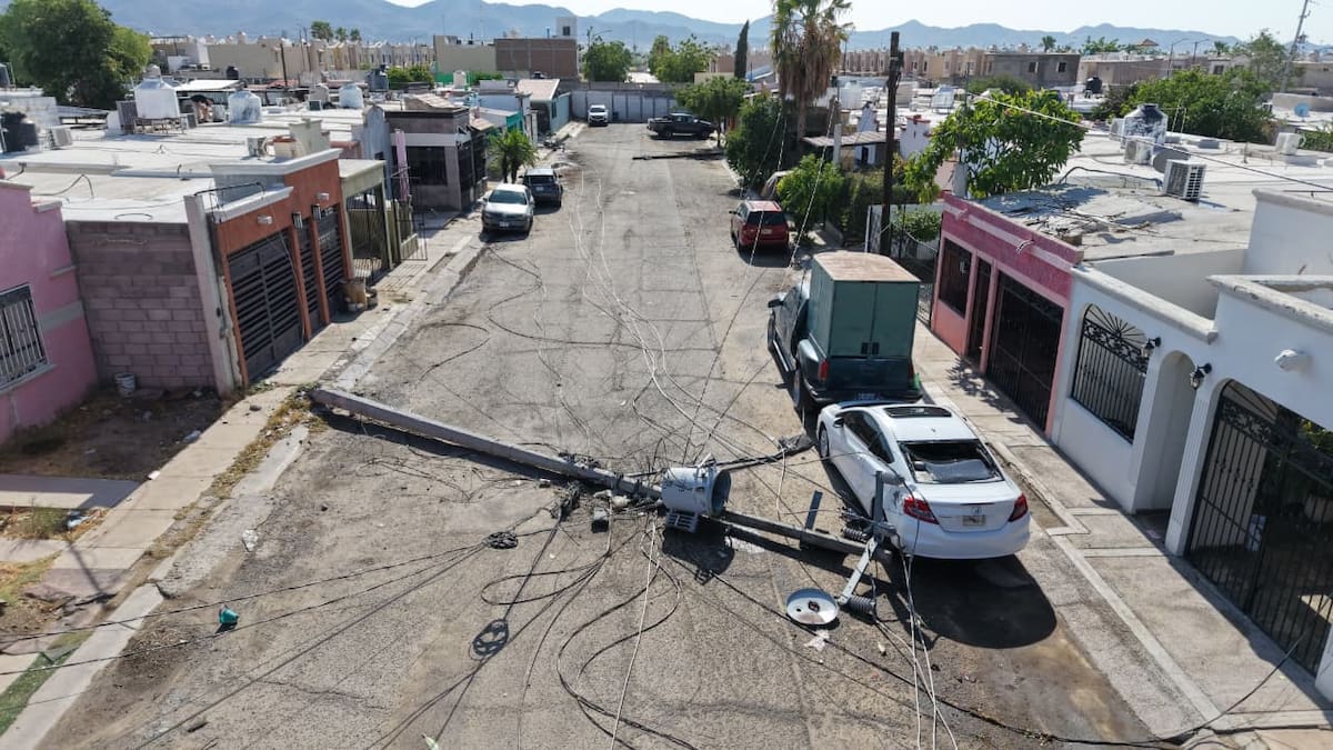Vecinos de Villas del Real pasan la noche sin luz y entre cableado energizado sobre la calle tras la tormenta en Hermosillo