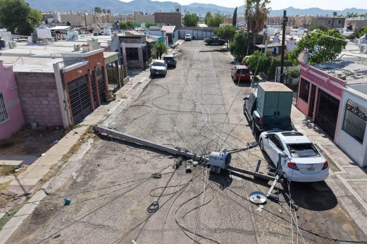 Vecinos de Villas del Real pasan la noche sin luz y entre cableado energizado sobre la calle tras la tormenta en Hermosillo
