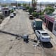 Vecinos de Villas del Real pasan la noche sin luz y entre cableado energizado sobre la calle tras la tormenta en Hermosillo